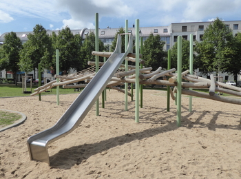 07-2779-XVL D&uuml;sseldorf, Warschauer Stra&szlig;e, IHZ-Park, Balanciermikado, Rutsche (1).JPG