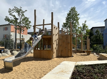 1 N&uuml;rnberg, Marie-Beeg-Stra&szlig;e, Quartiersplatz St. Leonhard.JPG